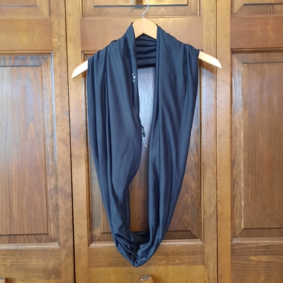 NWOT Beyong Yoga Infinity Scarf with Hidden Zipper Cellphone Pocket black OS - Picture 3 of 11